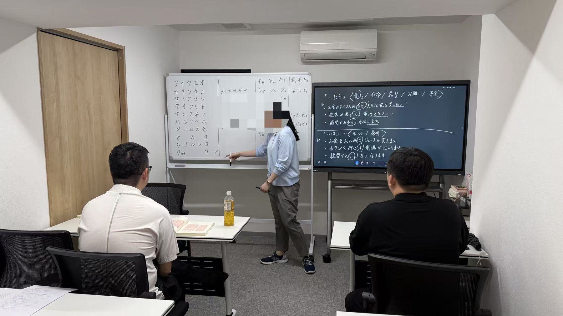 日本語教室の講師によるレッスン風景