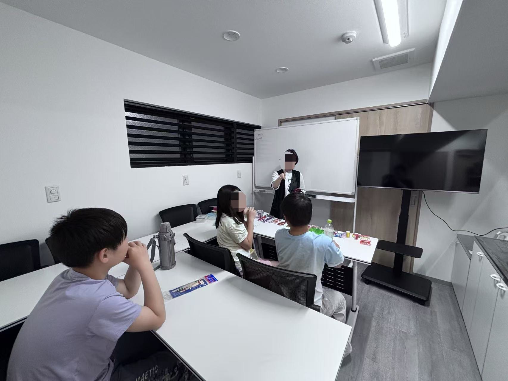 日本語教室で学ぶ受講生のレッスン風景