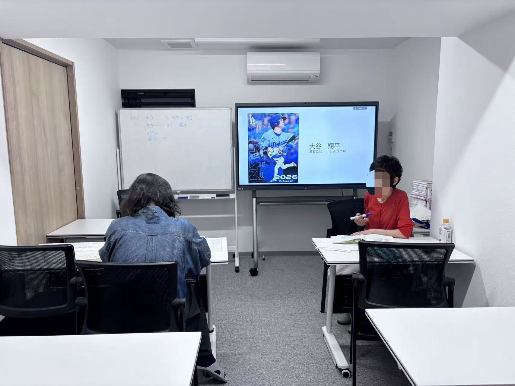 日本語教室の少人数レッスン風景
